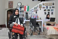 سهیلا اسحاق‌نیا روی ویلچر طرح سوزن‌دوزی می‌زند