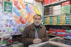 قدیمی‌ترین جوراب فروش محله طلاب