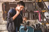 نوجوان محله شهیدباهنر مخترع توپی کش چرخ پراید است