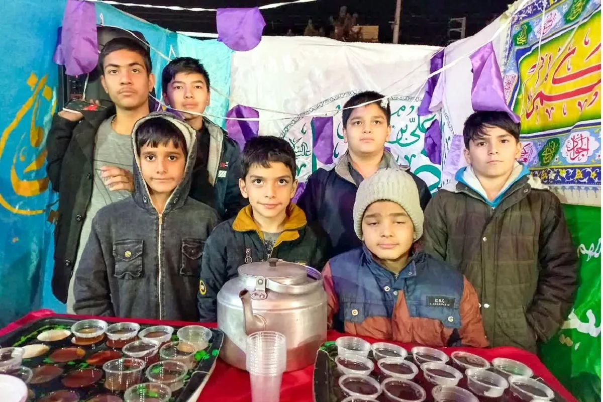 پذیرایی نوجوانان پنج‌تن با یک استکان چای