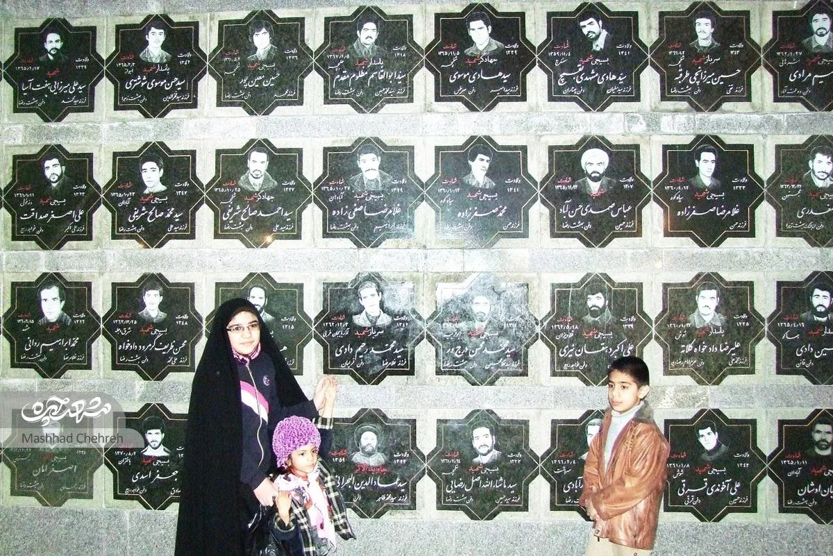 دیوار حسینیه رهروان روح‌الله گلزاری از قاب ۶۰۰ شهید است