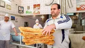 دایی حسن، نانوای محله میثم 11 سال است که طرح &laquo;نذر نان&raquo; را اجرا می کند
