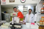 حسن، پسر حسین&zwnj;شیری لبنیات مرغوب دست مردم می&zwnj;دهد