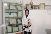 طاهره باقری بر سکوی قهرمانی مسابقات زنان مسلمان ایستاده است