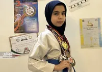ایستادن دختر رزمی‌کار محله فجر بر سکوی جهانی