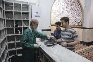 خادمان کفشدار، زائر را قبل و بعد از زیارت می‌بینند