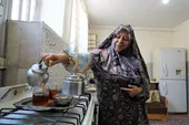 خدمت بی&zwnj;منتِ امی خاله به زائران آقا