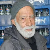 محمد ظریف&zwnj; قدیمی&zwnj;ترین نوشابه&zwnj;فروش محله عنصری است
