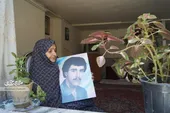 یک پلاک تنها یادگاری مادر غلامرضا ایزدی از فرزند شهیدش است