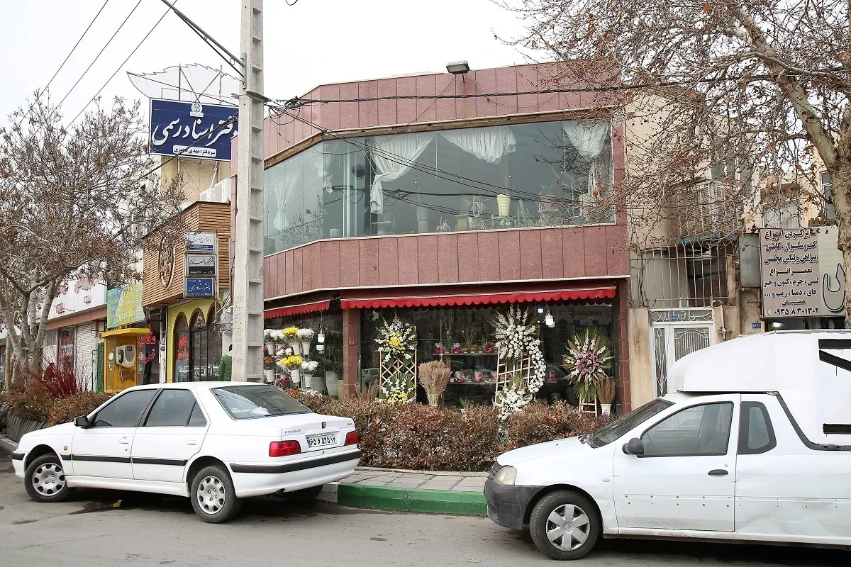 چهارراه دانش‌آموز میزبان گل‌فروشان است