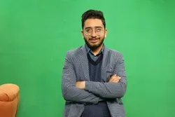 مجری‌گری برای مهدی کامکار از خدمت به زائران پیاده شروع شد