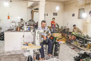 کفش‌های چینی آقارضا را تا پای ورشکستگی برد!