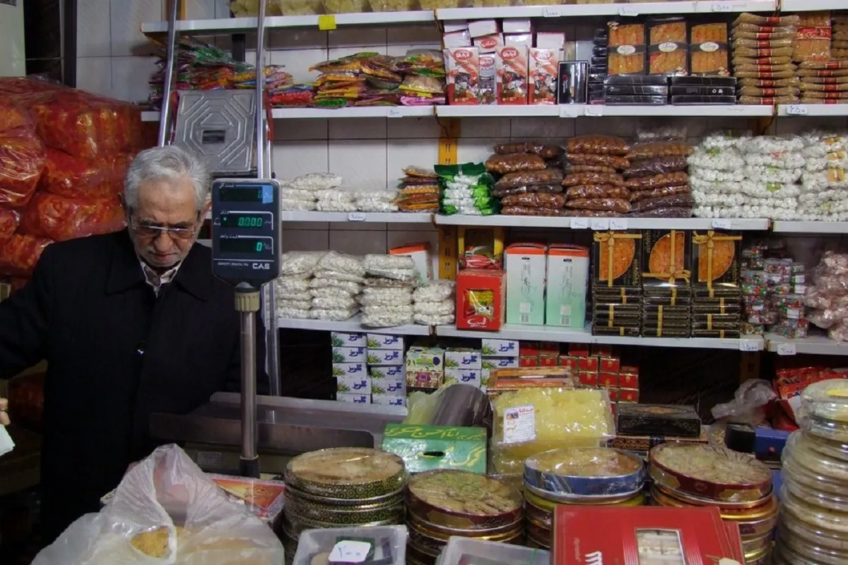 حاج حسین آقا قمی از قدیمی ترین فروشنده های محله بالاخیابان است. 