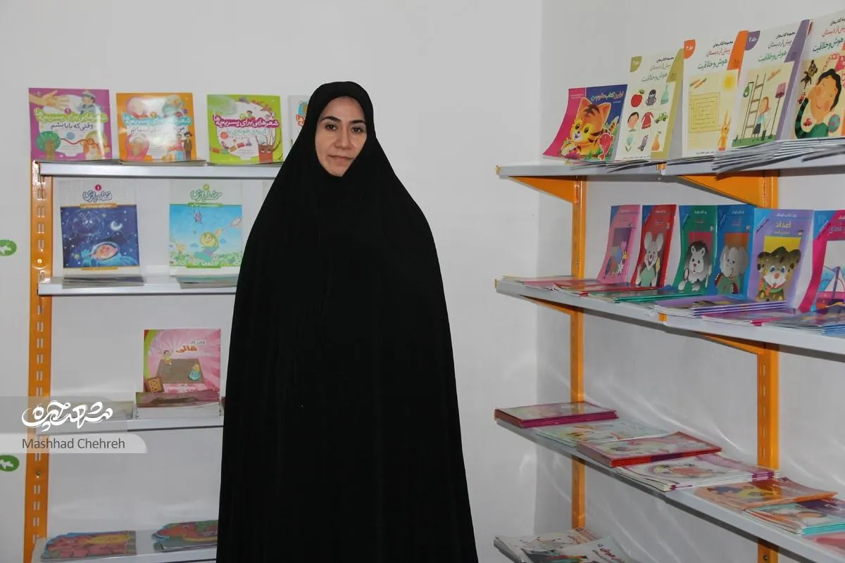 آزاده فرزام‌نیا اولین فروشگاه کتاب محله طرق را راه‌اندازی کرد