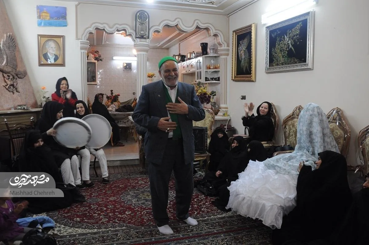 مجید سالاری، خانه‌اش را برای برگزاری مراسم در اختیار نوعروسان می‌گذارد