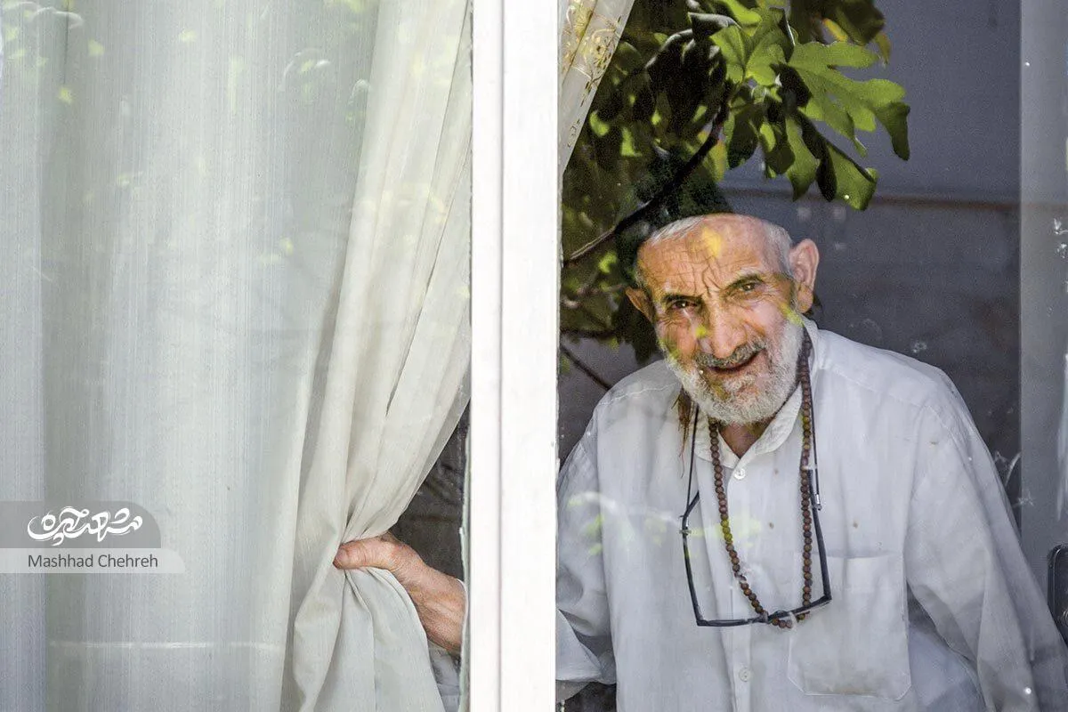 میرزا علی‌اکبر قبض ۱۱۰ همسایه‌اش را پرداخت می‌کند