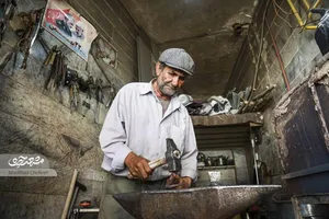 کاسب خیابان سرخس، یک عمر در کار کفش اسب‌ها بوده است