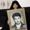 شهید ایزی محموله کمک‌ اهالی را به جبهه می‌برد که عاشق خط مقدم شد