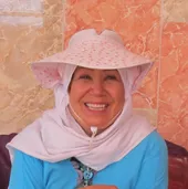 مرضیه خانم گل و گیاه دور ریخته شده در پارک&zwnj;ها را زنده می&zwnj;کند