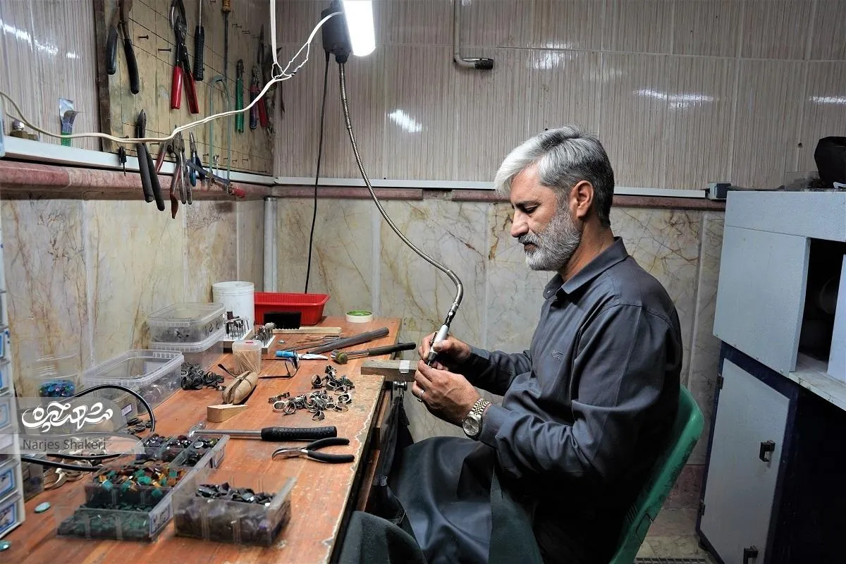 محمود صفرپور انگشترهایی تولید می‌کند که وارداتش قاچاق است