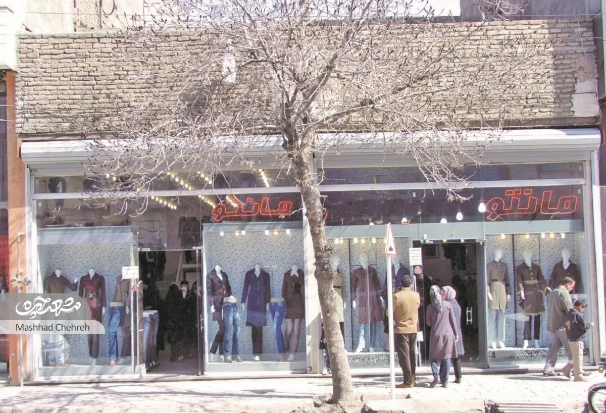 حاج‌آقا واثقی یکی از قدیمی‌ترین مغازه داران  بازار مانتوي «ايثار» است