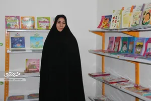 آزاده فرزام‌نیا اولین فروشگاه کتاب محله طرق را راه‌اندازی کرد