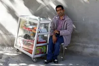 مصطفی و دکه‌اش، چراغ خیابان ویلا است