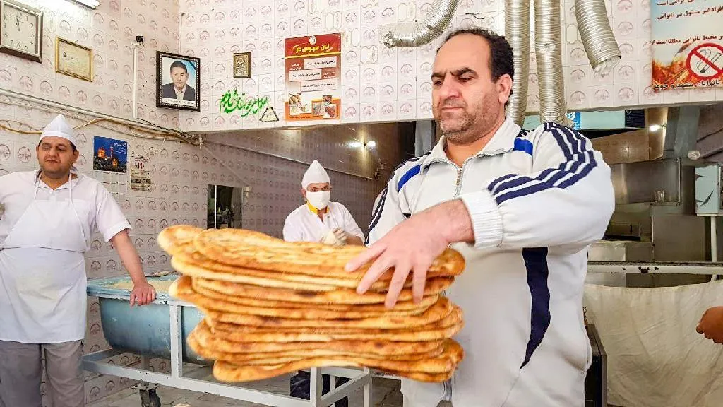 دایی حسن، نانوای محله میثم 11 سال است که طرح «نذر نان» را اجرا می کند