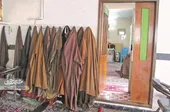 نمازگزاران مسجد &laquo;آل عبا&raquo; با عبا نماز می&zwnj;خوانند