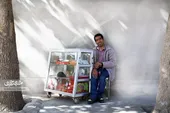 مصطفی و دکه&zwnj;اش، چراغ خیابان ویلا است