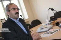 ۲ دانش‌آموز حسین آقا با یک مداد درس می‌خواندند!