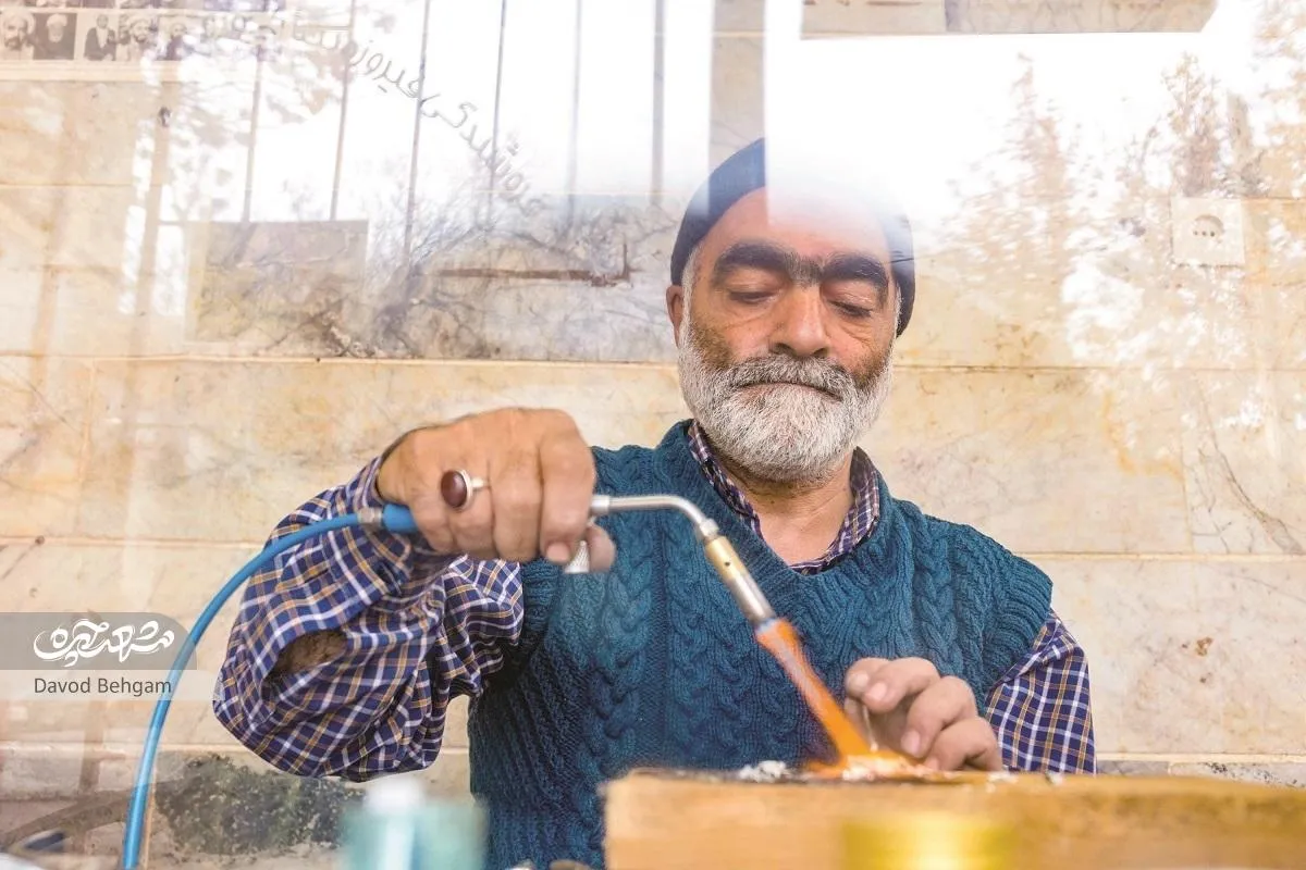 ثروت اصلی طلاساز خیابان چمن، سروده‌هایش است