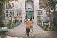 دوچرخه پای ثابت پیرمرد ۸۵ ساله‌ برای رفتن به مسجد است