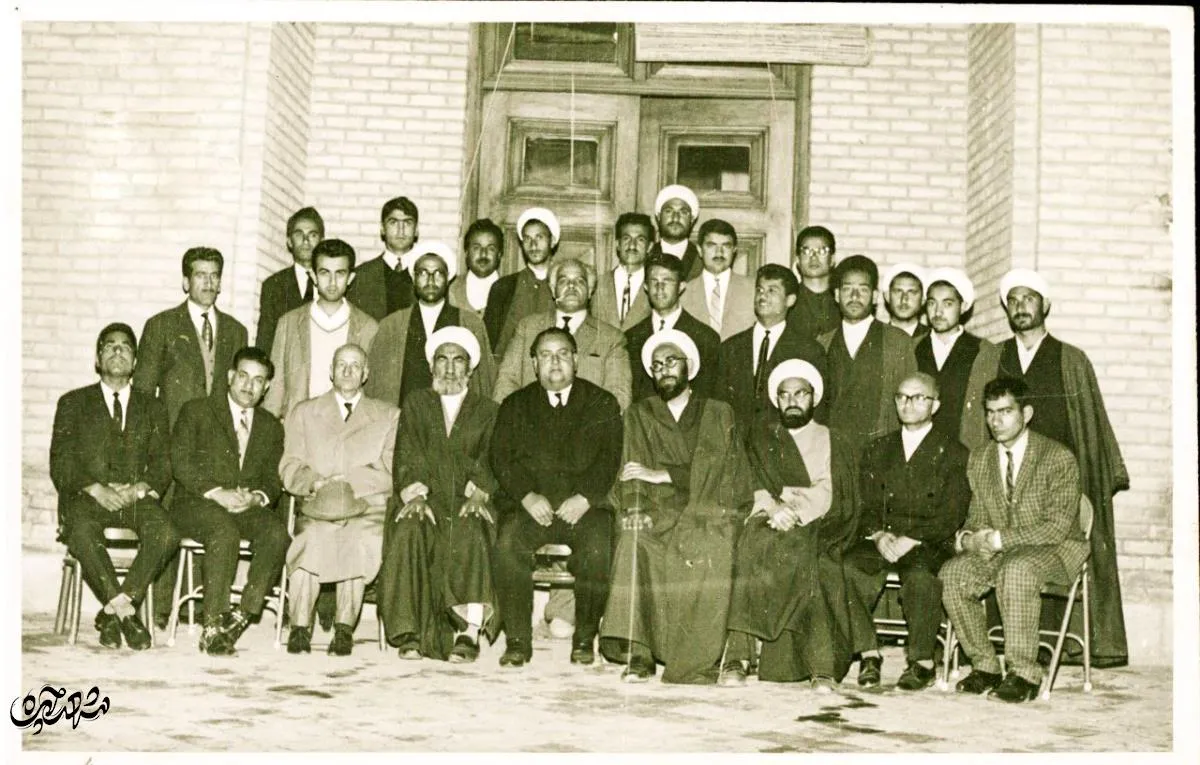 عکس اصلی ریاست دانشکده الهیات دکتر مجتهدزاده در کنار برخی از استادان و انشجویان دانشکده معقول و منقول