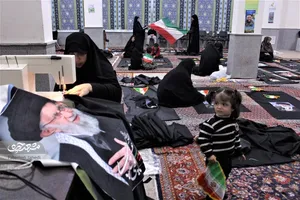 دوخت‌ودوز بانوان بالاخیابان برای سیاه‌پوش کردن محله