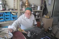 سماورساز محله عبادی، کارش را از کودکی شروع کرده است