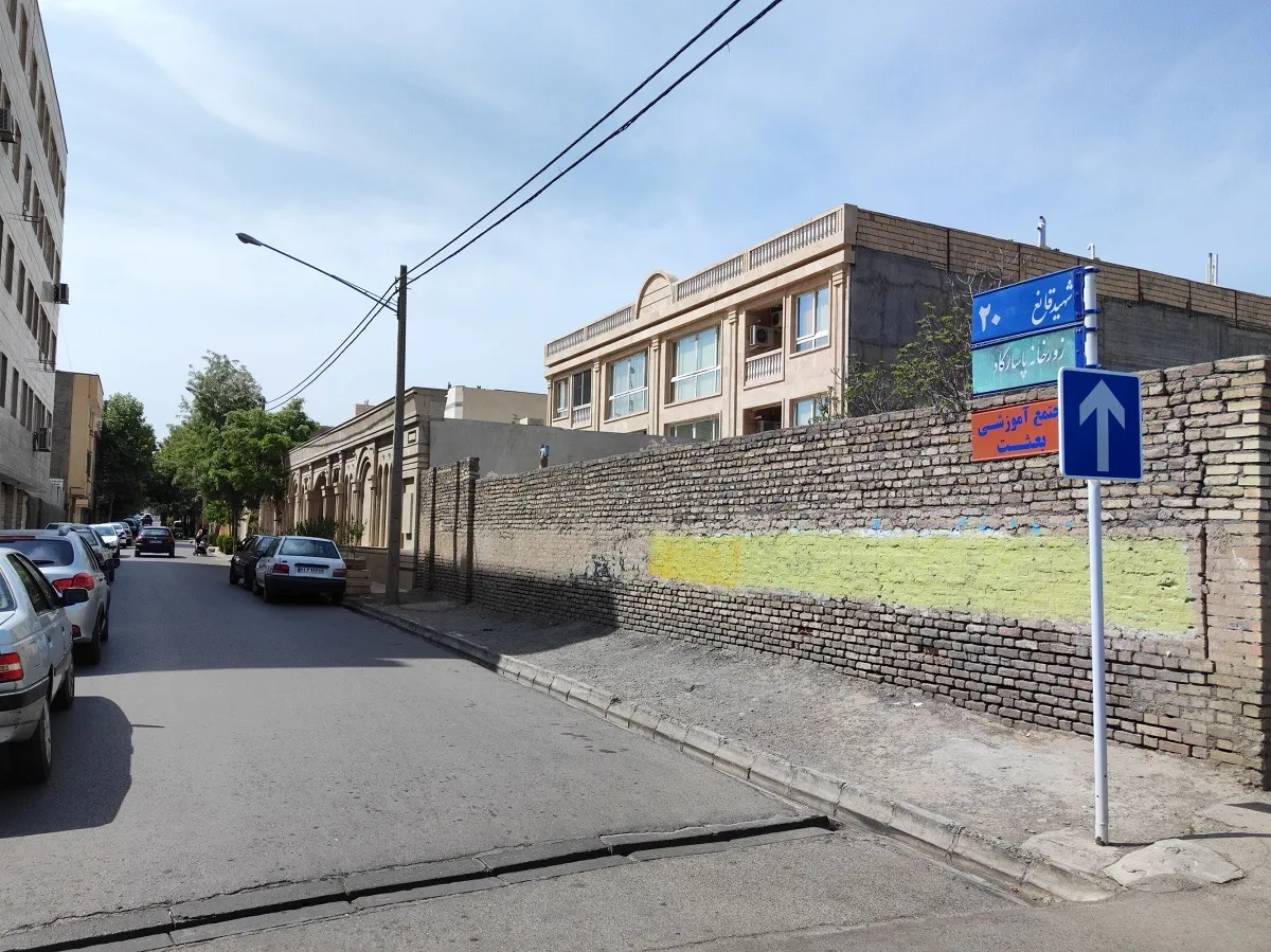 کوچه پهلوان‌پرور در محله تربیت