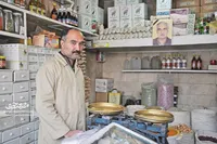 دکان «آقْ علی عطّار» را نسل چهارم خاندان اخوان ثالث اداره می‌کند