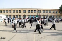 نوه‌ها و پدربزرگ‌ها پشت نیمکت مدارس ۷۰ ساله نصیرزاده‌ها
