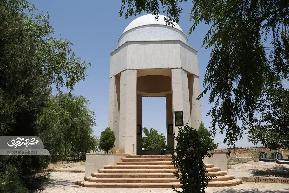 همسایگی ابوعلی فارمدی با پسر شیخ نخودکی در آرامستان فارمد