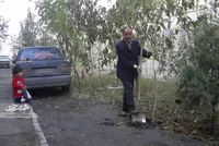 سید ابراهیم جبلی باغچه مقابل خانه‌اش را فضای سبز کرد