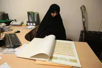 خانم کریمیان قرآن را با خط نستعلیق کتابت کرده است