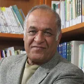یوسف بهمن&zwnj;بیجاری واقف کتابخانه محله جاهدشهر است