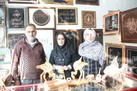 پدر هنر معرق را در کارگاه دخترش آموخت